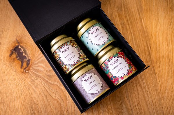 Theepakket - 4 blikjes chai thee in luxe cadeauverpakking